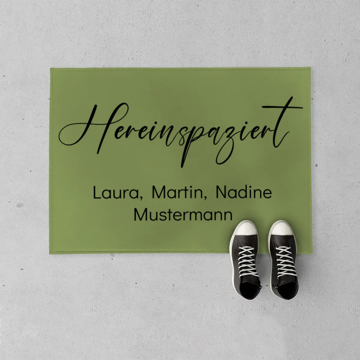 Fußmatte mit Namen personalisierbar - Geschenkidee Einzug, Geburtstag, Richtfest, Umzug - Fussmatte mit Namen - Motiv Hereinspaziert schwarz 70 x 50 cm