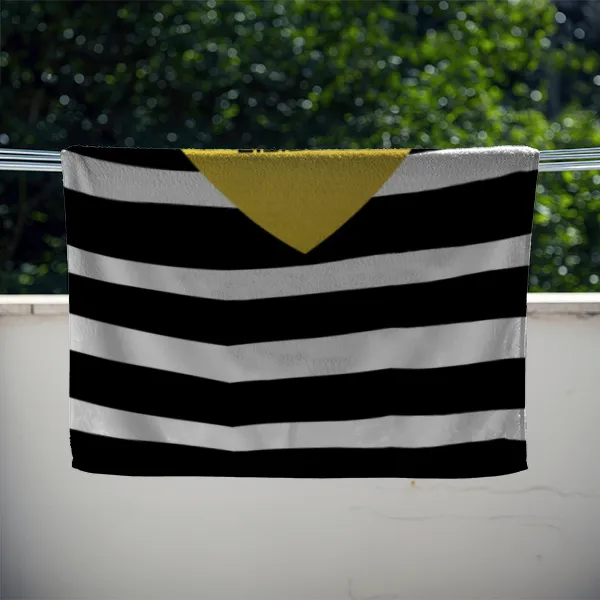 Badetuch mit Namen personalisierbar - personalisiertes Namens-Badetuch - Strandtuch mit Wunschtext - Geschenkidee Hochzeit, Paar - Motiv Misses Heart Stripes