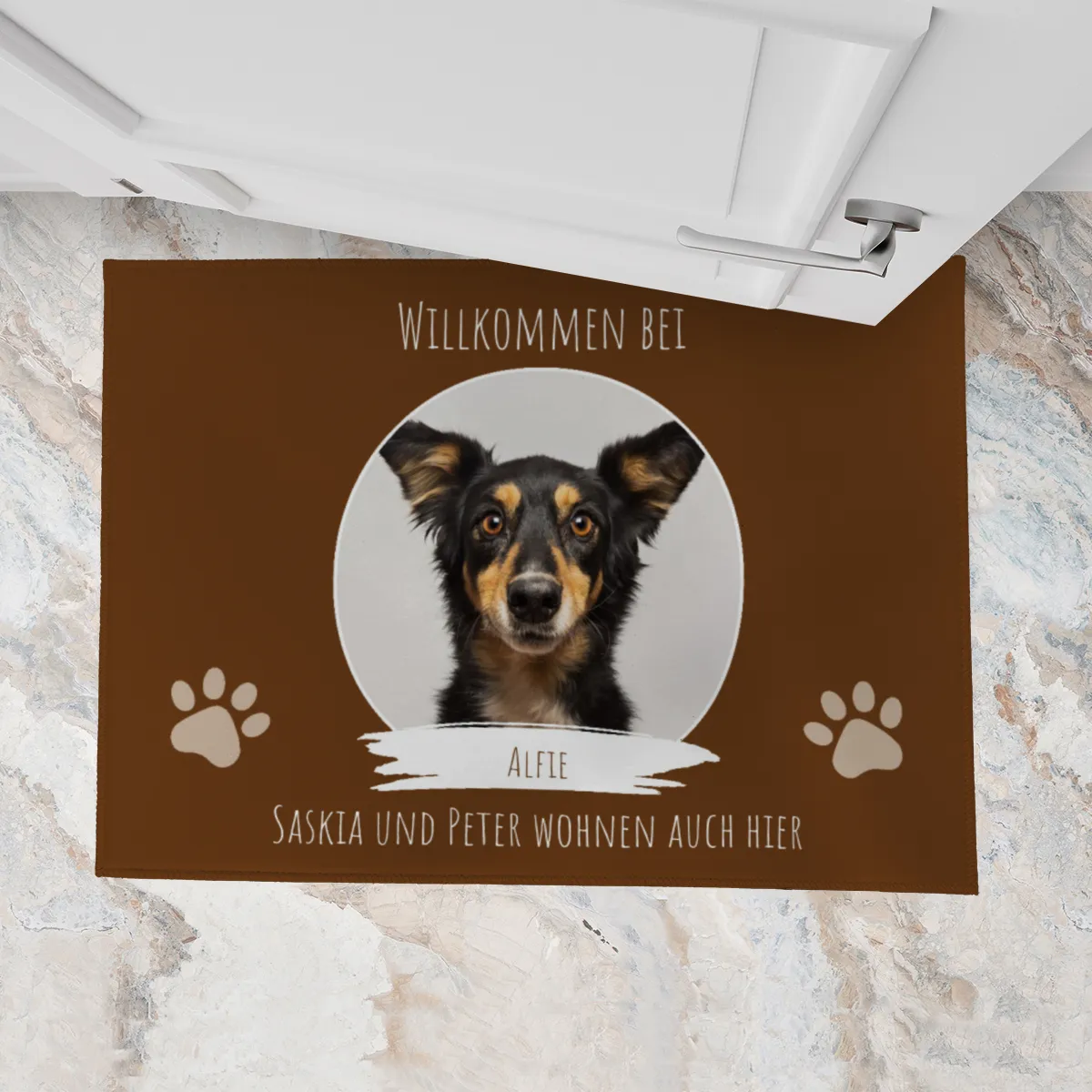 Fußmatte Willkommen mit Pfotenabdrücken personalisiert mit Foto und Text - Geschenkidee für Familie, Paare, zum Einzug - Türvorleger mit Bild und Namen bedruckt Willkommen Pfoten 1Bild-3Texte 70 x 50 cm