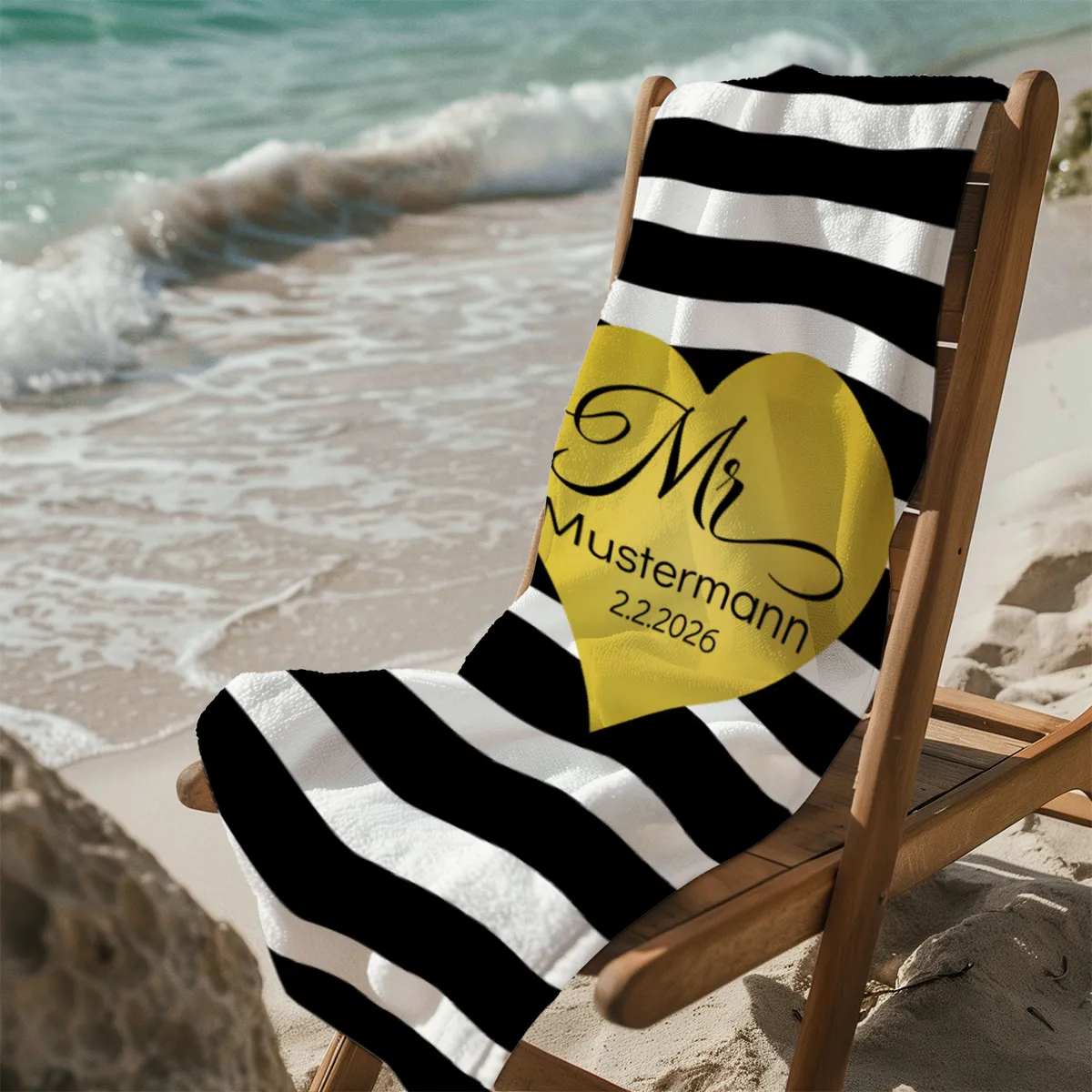 Badetuch mit Namen personalisierbar - personalisiertes Namens-Badetuch - Strandtuch mit Wunschtext - Geschenkidee Hochzeit, Paar - Motiv Misses Heart Stripes