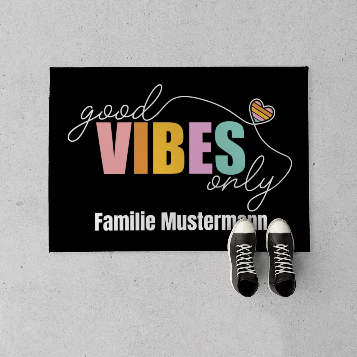 Fußmatte mit Namen personalisierbar - Geschenkidee Einzug, Geburtstag, Richtfest - Fussmatte mit Namen - Motiv Good Vibes Dark 70 x 50 cm