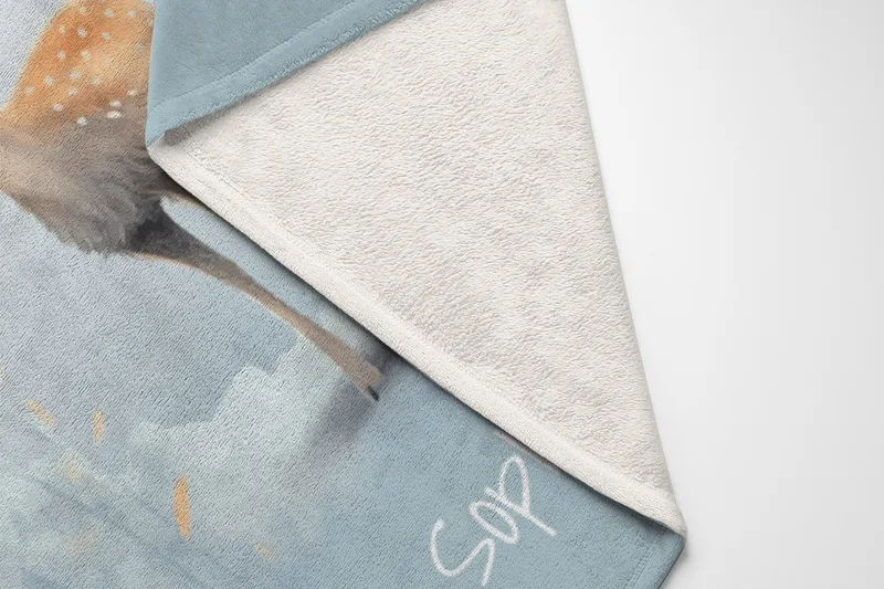 Personalisierte Kuscheldecke Rehkitz - Kuscheldecke mit Namen und niedlichem Rehkitz - Kuscheldecke 75 x 100 cm mit Namen personalisierbar - Geschenkidee Weihnachten Rehkitz 75 x 100 cm