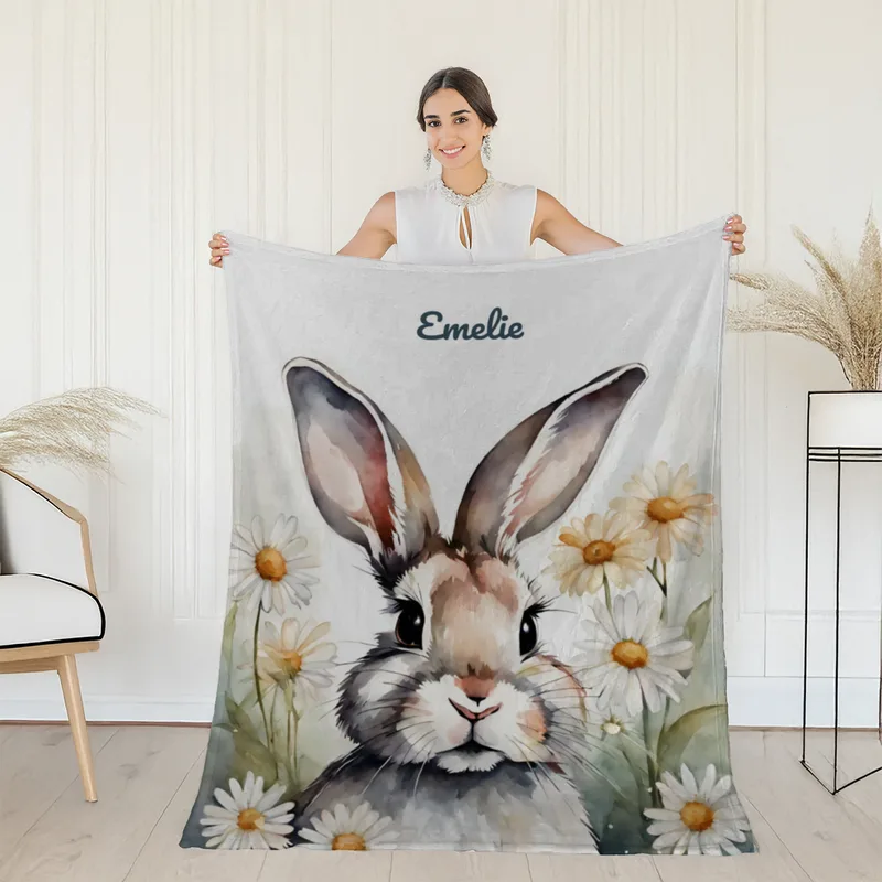 Babydecke mit Namen personalisierbar, Kuscheldecke, Namensdecke mit Häschen, Geschenkidee Geburt Motiv Hase Blümchen 75 x 100 cm