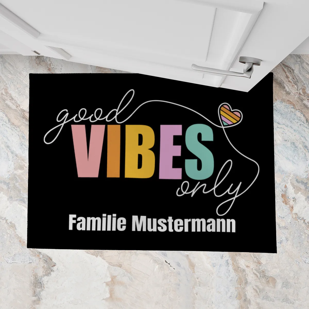Fußmatte mit Namen personalisierbar - Geschenkidee Einzug, Geburtstag, Richtfest - Fussmatte mit Namen - Motiv Good Vibes Dark 70 x 50 cm