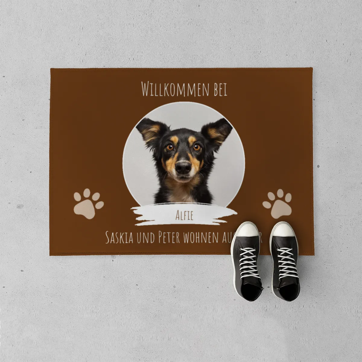 Fußmatte Willkommen mit Pfotenabdrücken personalisiert mit Foto und Text - Geschenkidee für Familie, Paare, zum Einzug - Türvorleger mit Bild und Namen bedruckt Willkommen Pfoten 1Bild-3Texte 70 x 50 cm