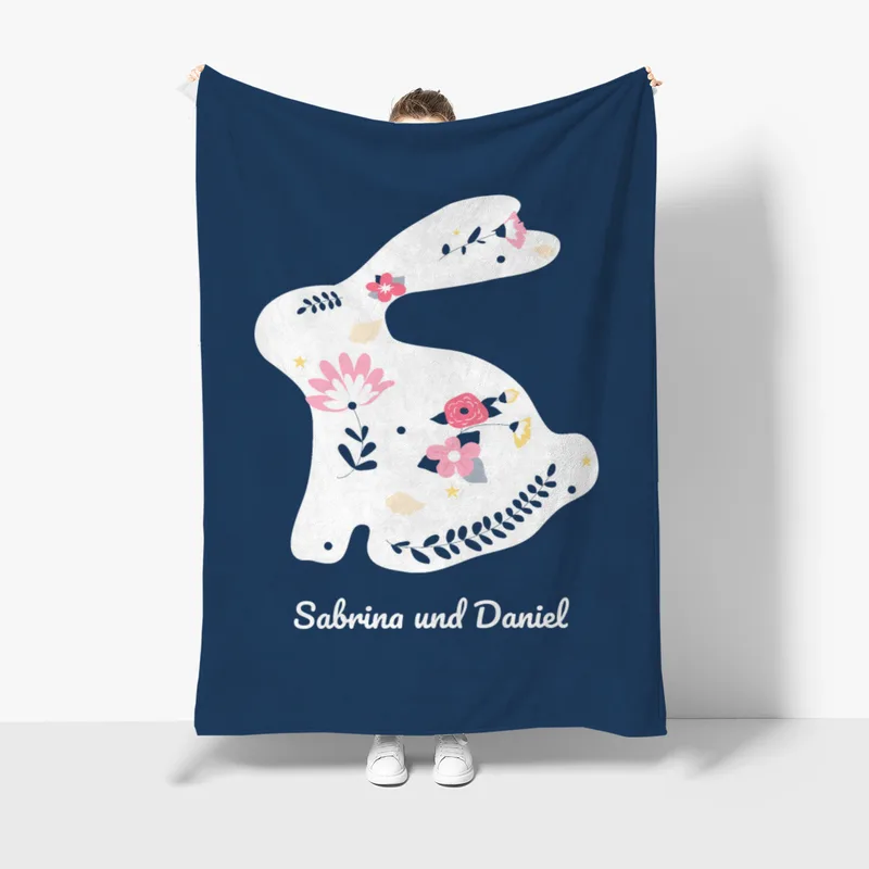Kuscheldecke Hase mit Blüten - mit Namen personalisierbar - Geschenkidee Geburtstag, Ostern Hase mit Blüten 140 x 200 cm