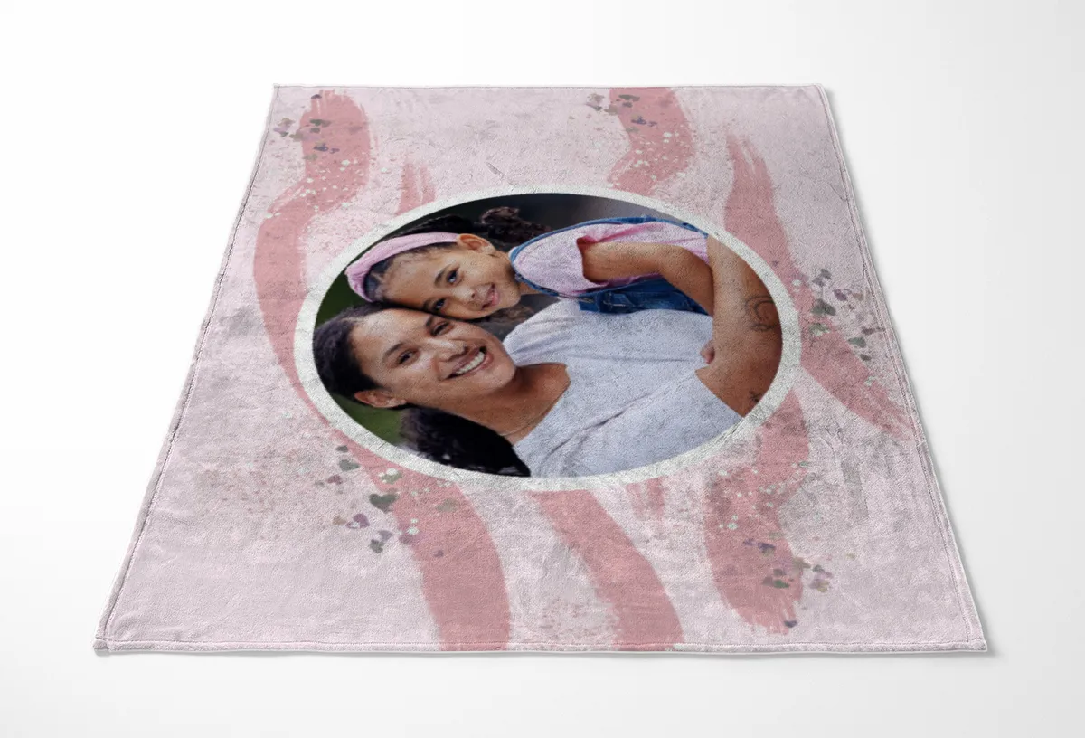 Kuscheldecke rosa 140 x 200 cm - mit Foto personalisierbar - Fotodecke selbst gestalten - Geschenkidee Muttertag, Geburtstag - Pinselstriche Hearts rose