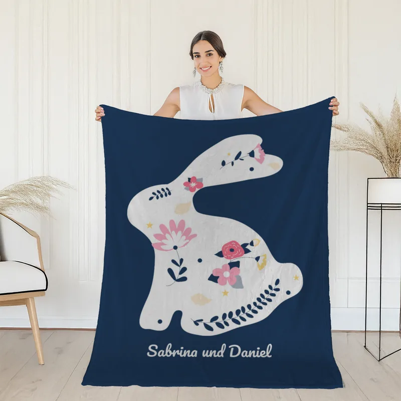 Kuscheldecke Hase mit Blüten - mit Namen personalisierbar - Geschenkidee Geburtstag, Ostern Hase mit Blüten 125 x 155 cm