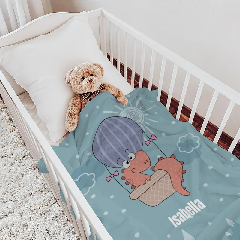 Babydecke mit Namen personalisierbar, Kuscheldecke, Namensdecke mit niedlichem Tiermotiv, Geschenkidee Geburtstag Motiv Luftfahrer Dino 75 x 100 cm