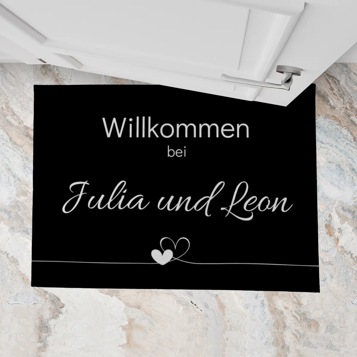 Personalisierte Fußmatte Willkommen Herzen - mit Name personalisierbar - Geschenk zum Einzug - Fußmatte Willkommen Herzen schwarz 70 x 50 cm