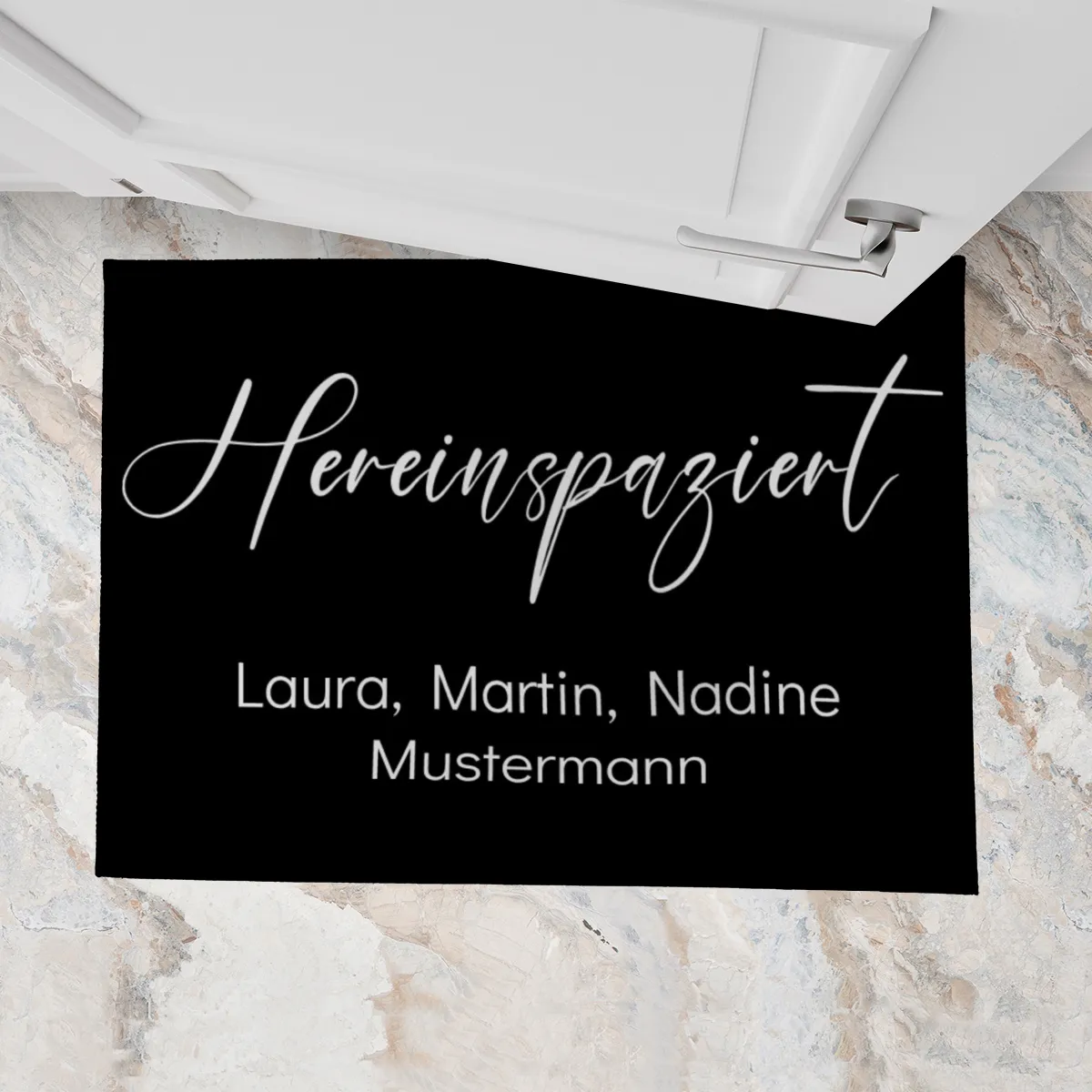 Fußmatte mit Namen personalisierbar - Geschenkidee Einzug, Geburtstag, Richtfest, Umzug - Fussmatte mit Namen - Motiv Hereinspaziert schwarz 70 x 50 cm
