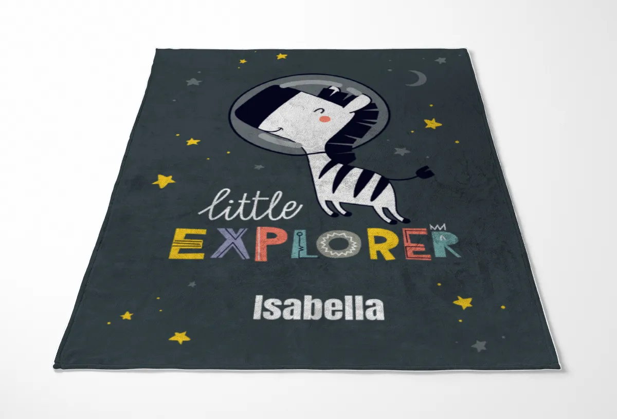 Wohndecke mit Namen personalisierbar, Kuscheldecke, Namensdecke mit niedlichem Tiermotiv, Geschenkidee Geburtstag Motiv Zebra Little Explorer 140 x 200 cm