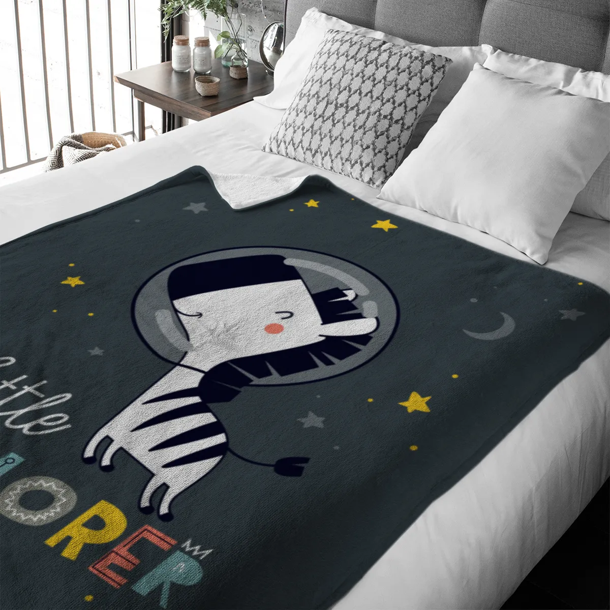 Wohndecke mit Namen personalisierbar, Kuscheldecke, Namensdecke mit niedlichem Tiermotiv, Geschenkidee Geburtstag Motiv Zebra Little Explorer 140 x 200 cm