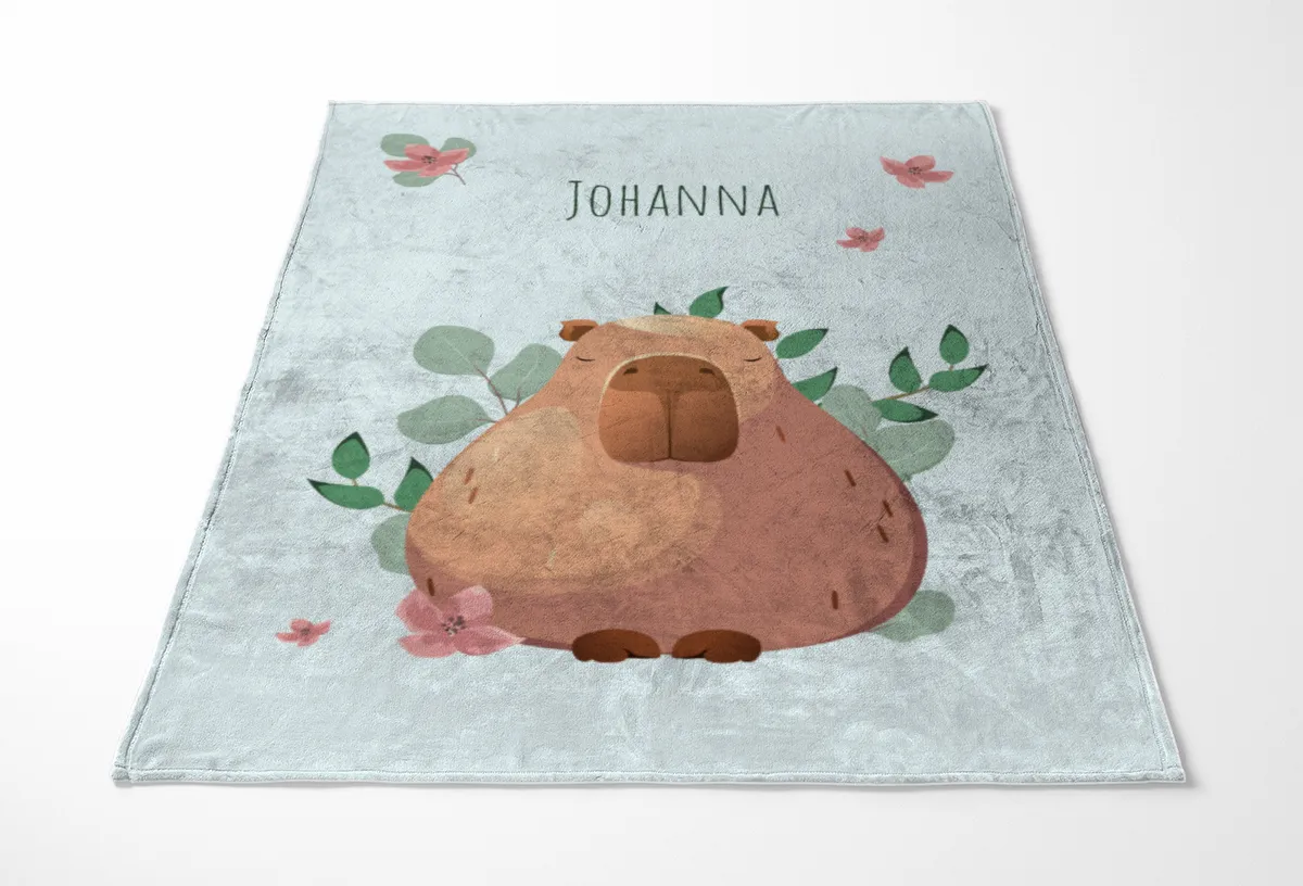 Wohndecke mit Namen personalisierbar, Kuscheldecke, niedliche Namensdecke mit Capybara, Geschenkidee Geburtstag Motiv Capy Wintermütze 140 x 200 cm