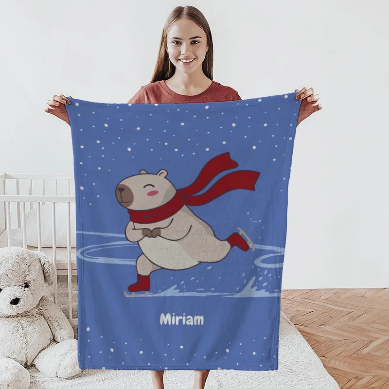 Wohndecke mit Namen personalisierbar, Kuscheldecke, niedliche Namensdecke mit Capybara, Geschenkidee Geburtstag Motiv Capy Wintermütze 140 x 200 cm
