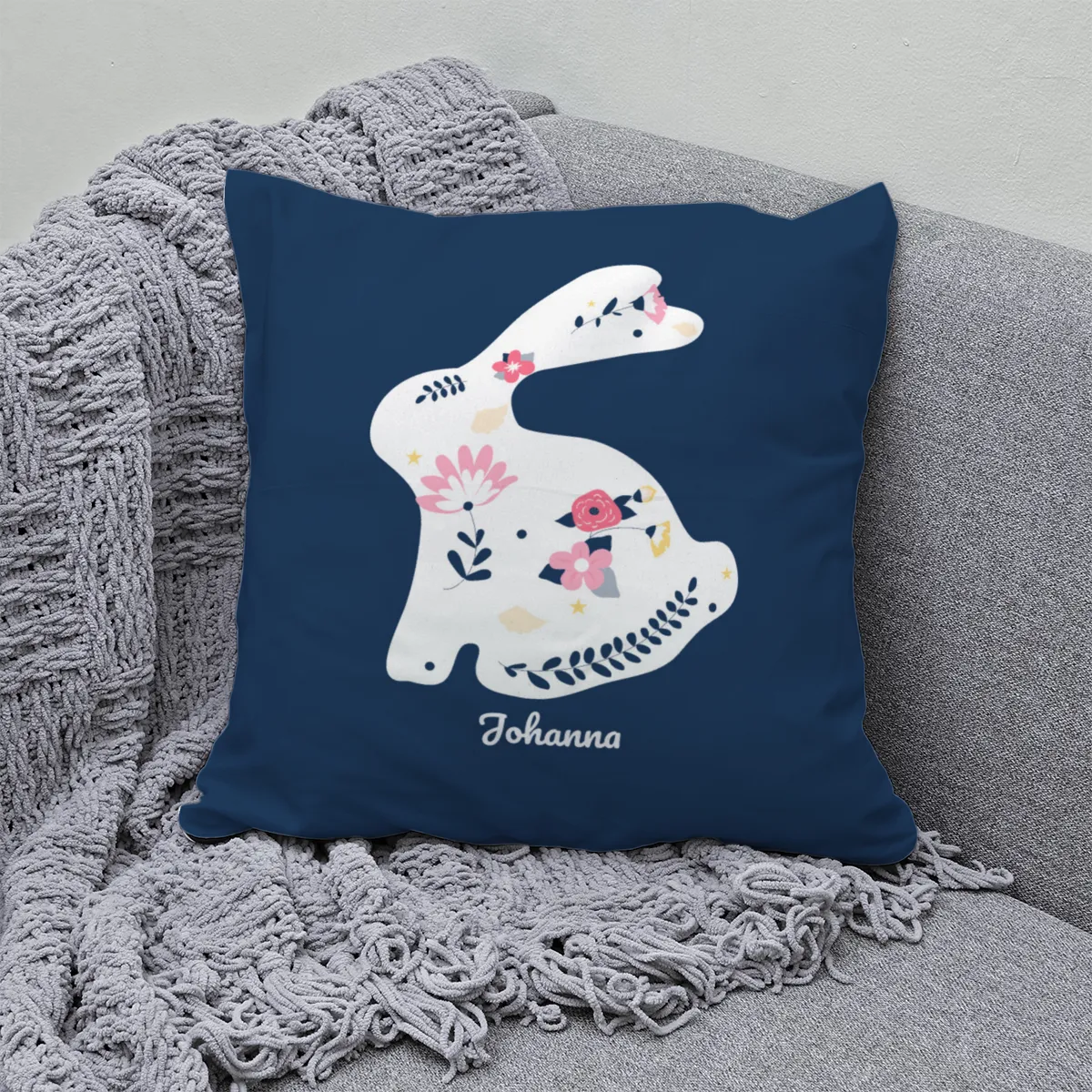 Namenskissen Osterhase - Samtkissenbezug Hase mit Blüten - mit Namen personalisierbar - Osterdeko - Geschenkidee Ostern Hase mit Blüten 40 x 40 cm