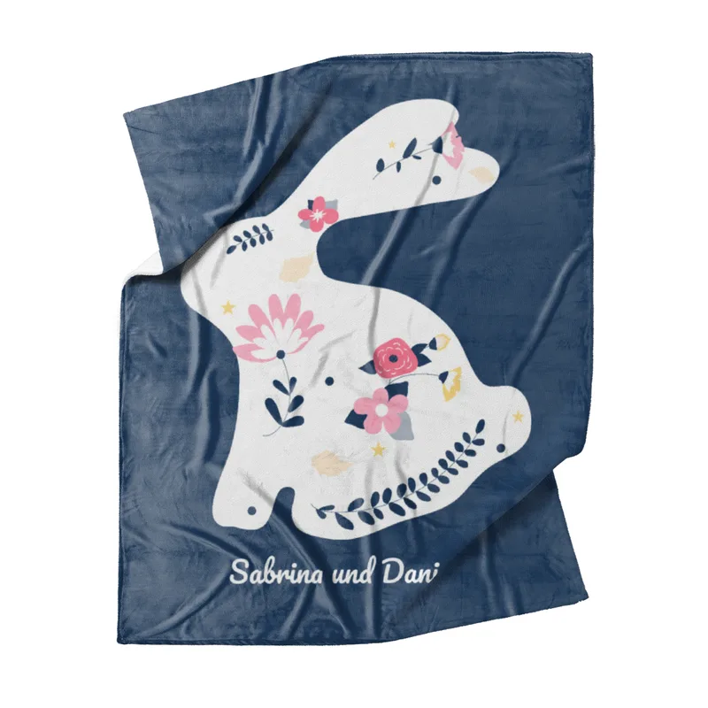 Kuscheldecke Hase mit Blüten - mit Namen personalisierbar - Geschenkidee Geburtstag, Ostern Hase mit Blüten 125 x 155 cm