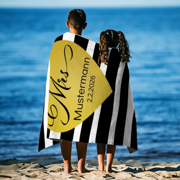 Badetuch mit Namen personalisierbar - personalisiertes Namens-Badetuch - Strandtuch mit Wunschtext - Geschenkidee Hochzeit, Paar - Motiv Misses Heart Stripes