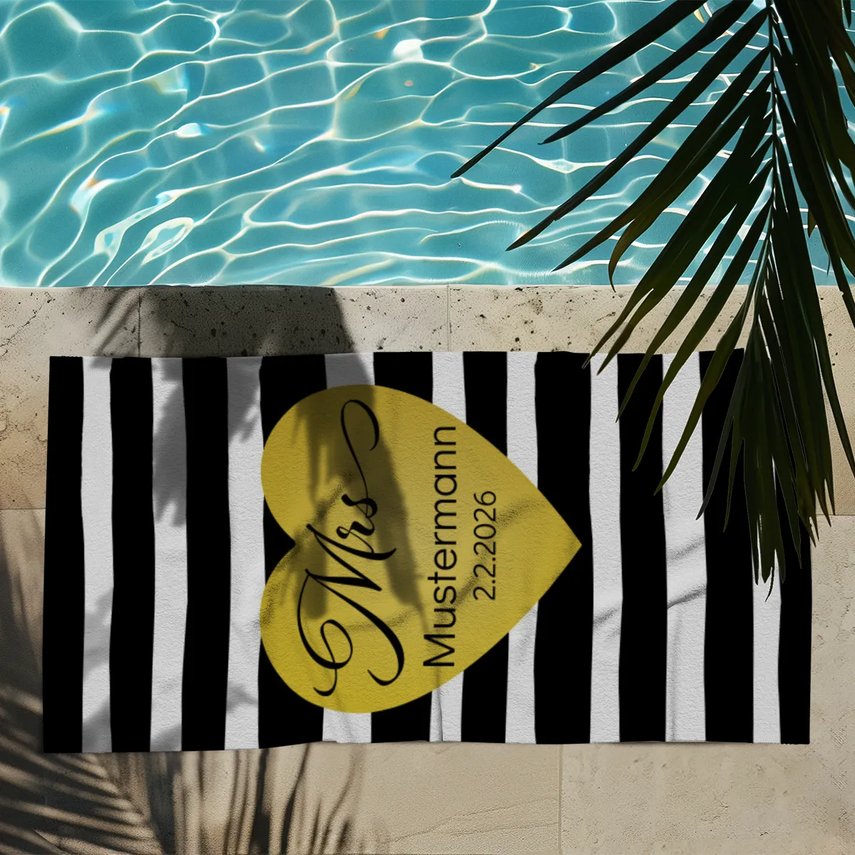 Badetuch mit Namen personalisierbar - personalisiertes Namens-Badetuch - Strandtuch mit Wunschtext - Geschenkidee Hochzeit, Paar - Motiv Misses Heart Stripes