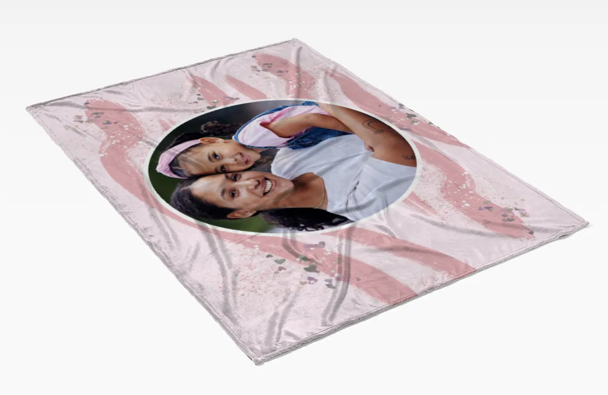 Kuscheldecke rosa 140 x 200 cm - mit Foto personalisierbar - Fotodecke selbst gestalten - Geschenkidee Muttertag, Geburtstag - Pinselstriche Hearts rose