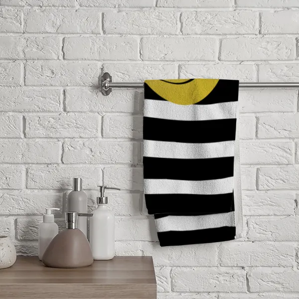 Badetuch mit Namen personalisierbar - personalisiertes Namens-Badetuch - Strandtuch mit Wunschtext - Geschenkidee Hochzeit, Paar - Motiv Misses Heart Stripes