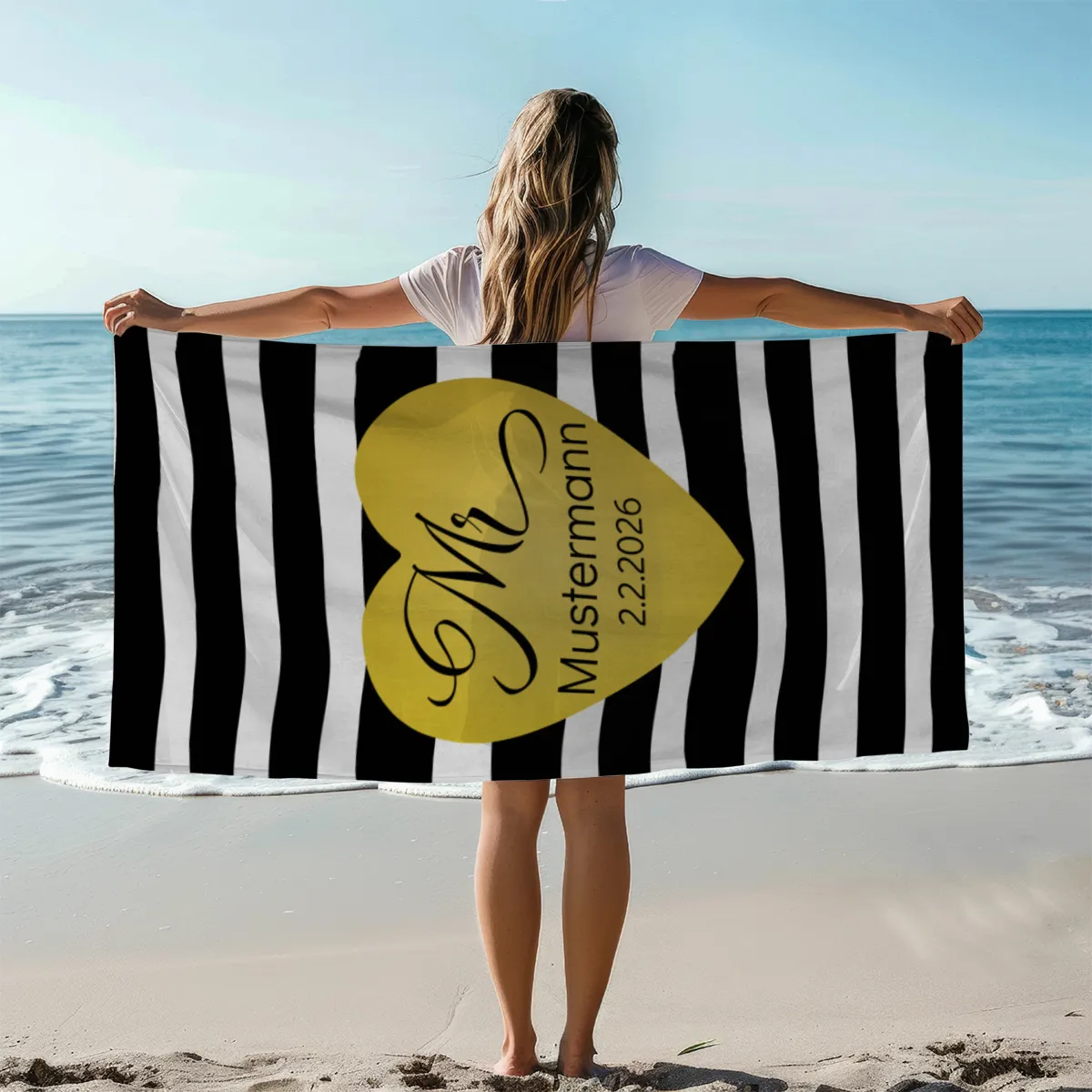 Badetuch mit Namen personalisierbar - personalisiertes Namens-Badetuch - Strandtuch mit Wunschtext - Geschenkidee Hochzeit, Paar - Motiv Misses Heart Stripes