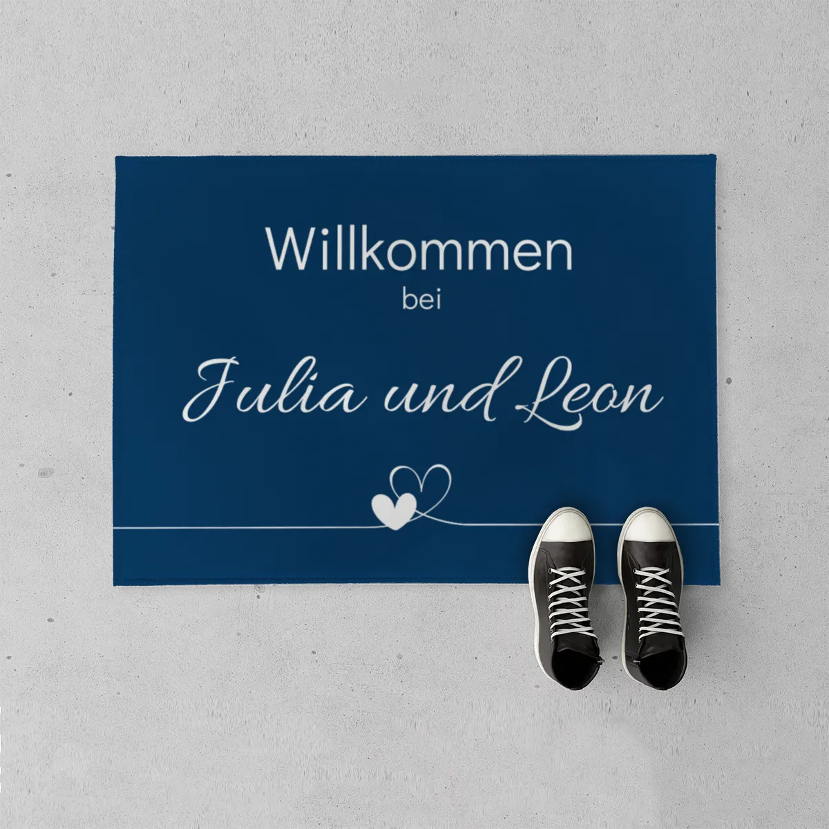Personalisierte Fußmatte Willkommen Herzen - mit Name personalisierbar - Geschenk zum Einzug - Fußmatte Willkommen Herzen schwarz 70 x 50 cm