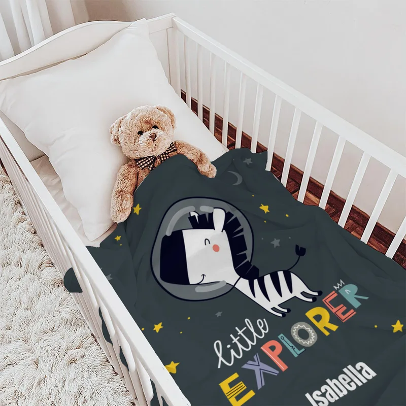 Wohndecke mit Namen personalisierbar, Kuscheldecke, Namensdecke mit niedlichem Tiermotiv, Geschenkidee Geburtstag Motiv Zebra Little Explorer 140 x 200 cm