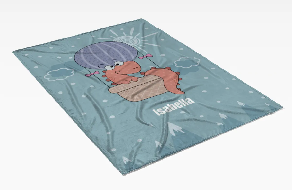 Babydecke mit Namen personalisierbar, Kuscheldecke, Namensdecke mit niedlichem Tiermotiv, Geschenkidee Geburtstag Motiv Luftfahrer Dino 75 x 100 cm