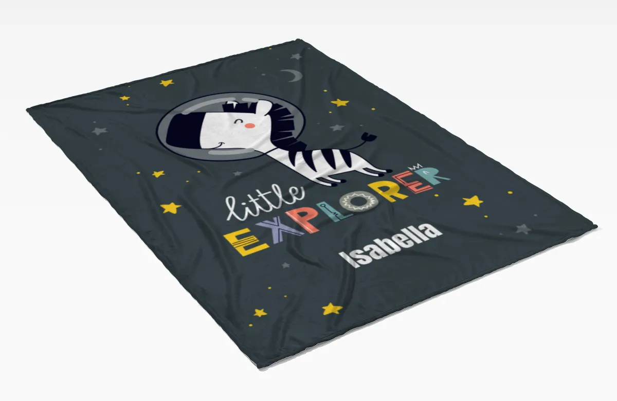 Wohndecke mit Namen personalisierbar, Kuscheldecke, Namensdecke mit niedlichem Tiermotiv, Geschenkidee Geburtstag Motiv Zebra Little Explorer 140 x 200 cm