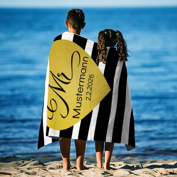 Badetuch mit Namen personalisierbar - personalisiertes Namens-Badetuch - Strandtuch mit Wunschtext - Geschenkidee Hochzeit, Paar - Motiv Misses Heart Stripes