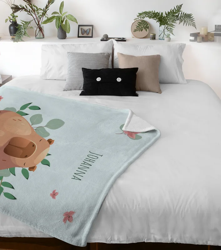 Wohndecke mit Namen personalisierbar, Kuscheldecke, niedliche Namensdecke mit Capybara, Geschenkidee Geburtstag Motiv Capy Wintermütze 140 x 200 cm