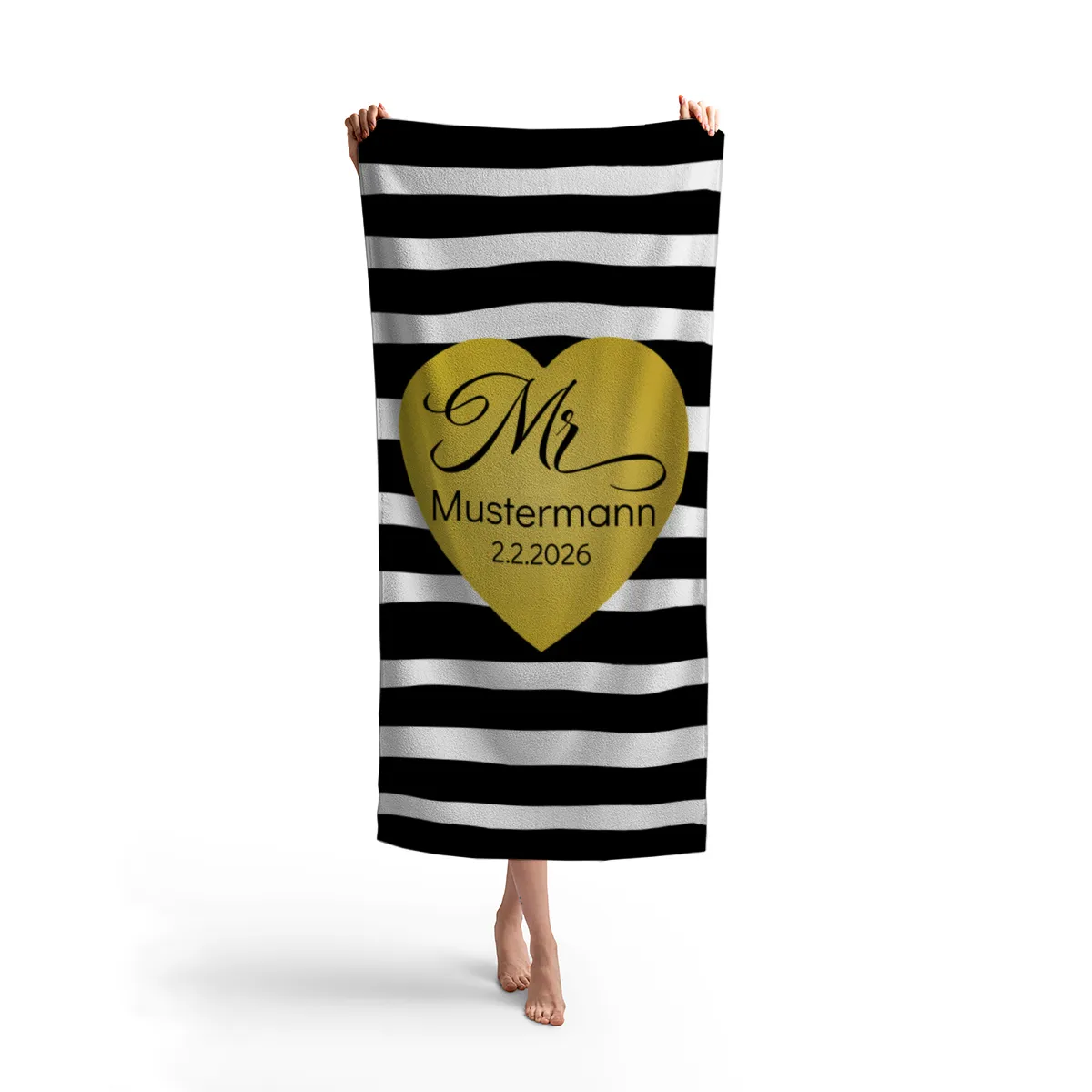 Badetuch mit Namen personalisierbar - personalisiertes Namens-Badetuch - Strandtuch mit Wunschtext - Geschenkidee Hochzeit, Paar - Motiv Misses Heart Stripes
